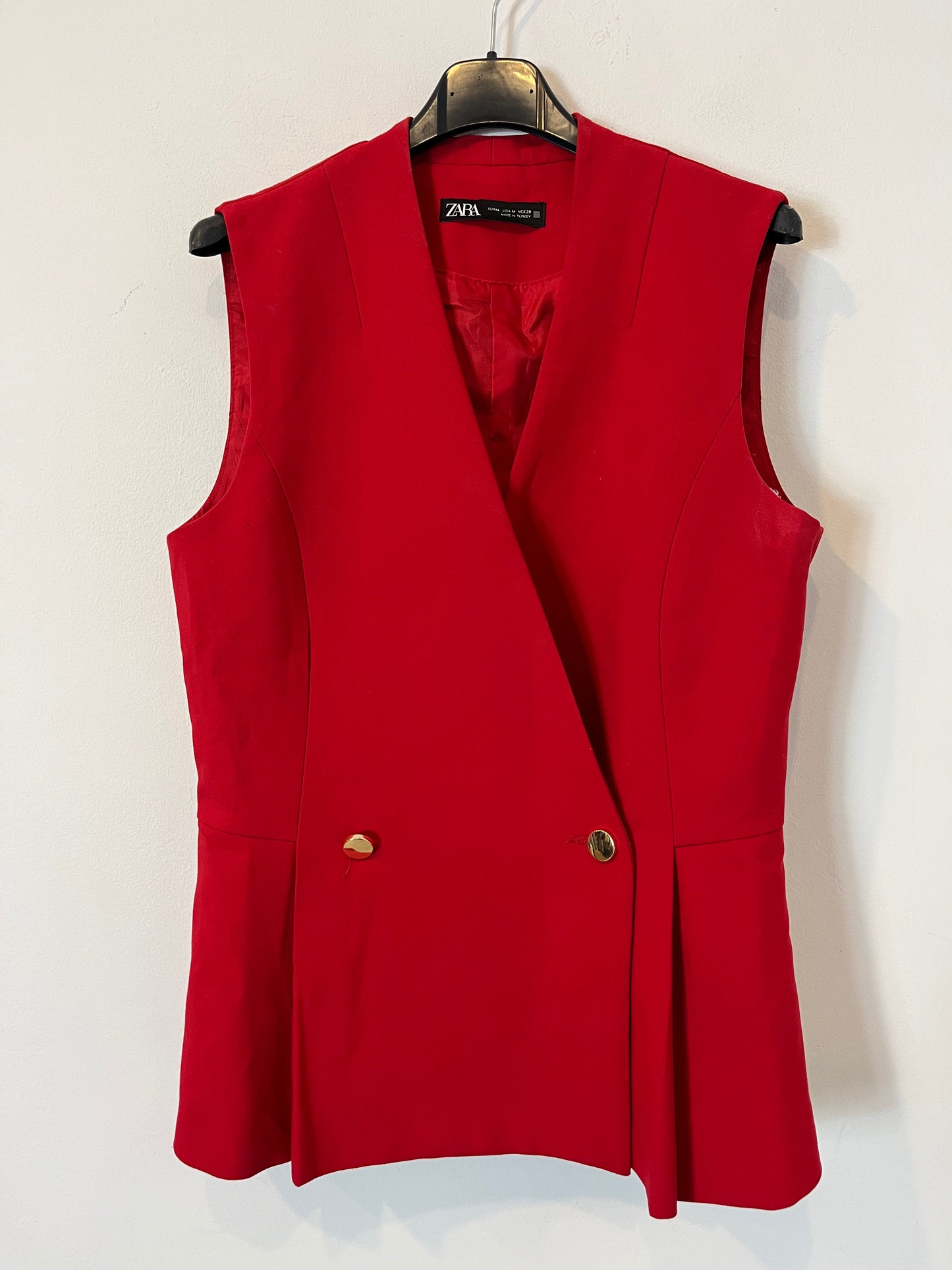 ZARA. Chaleco rojo botones dorados. T M