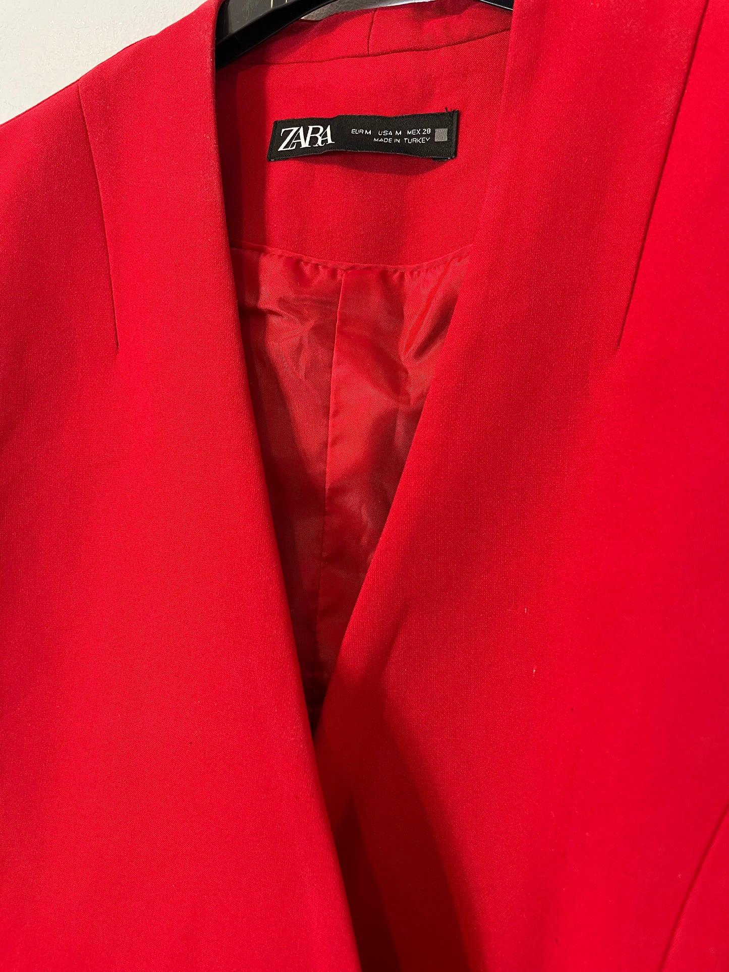 ZARA. Chaleco rojo botones dorados. T M