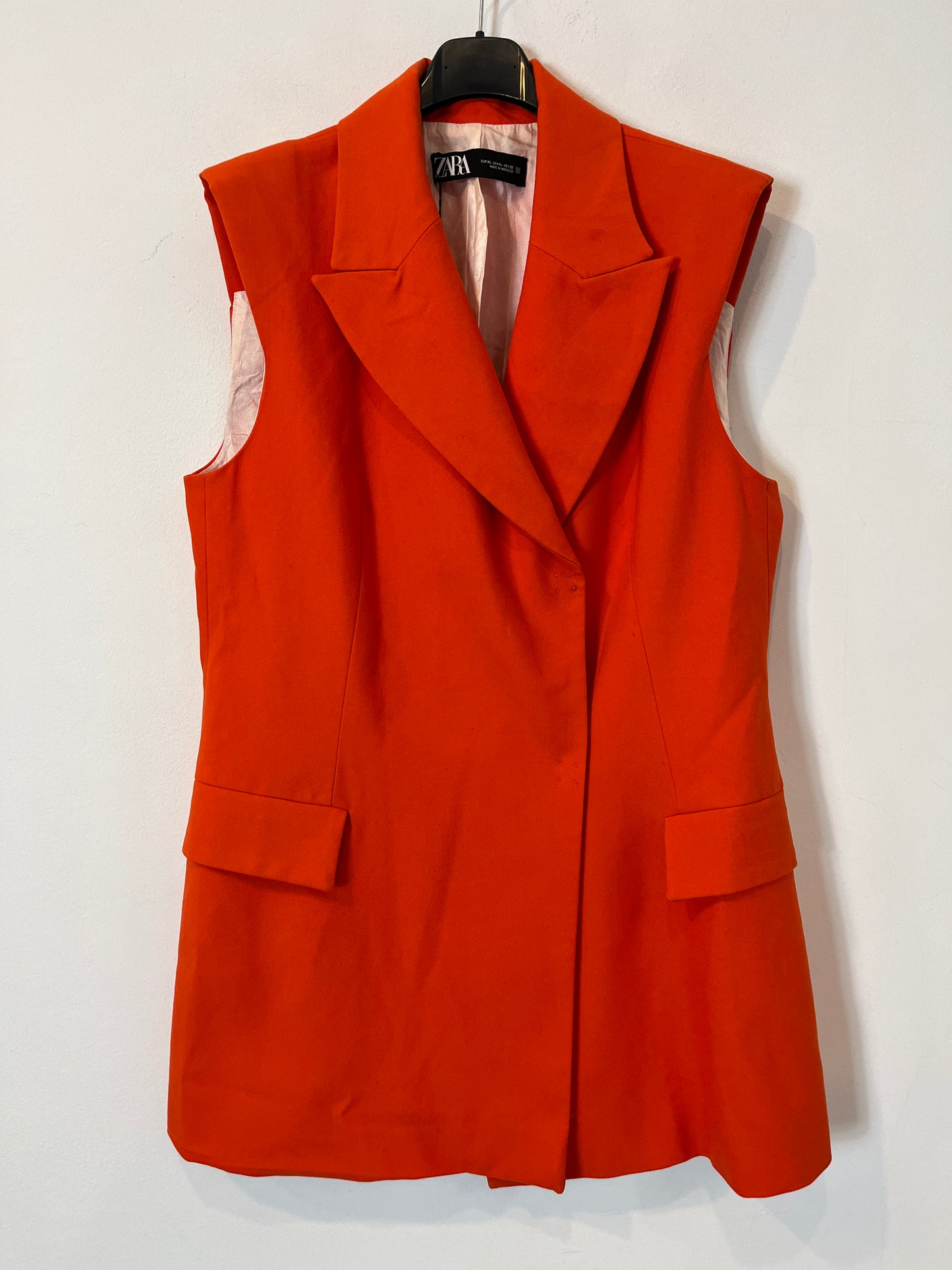 ZARA. Total look naranja chaleco y pantalón. T L/XL