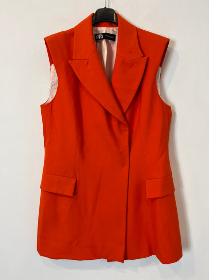 ZARA. Total look naranja chaleco y pantalón. T L/XL