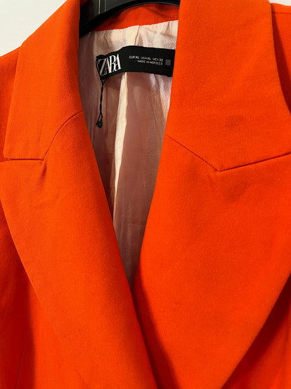 ZARA. Total look naranja chaleco y pantalón. T L/XL