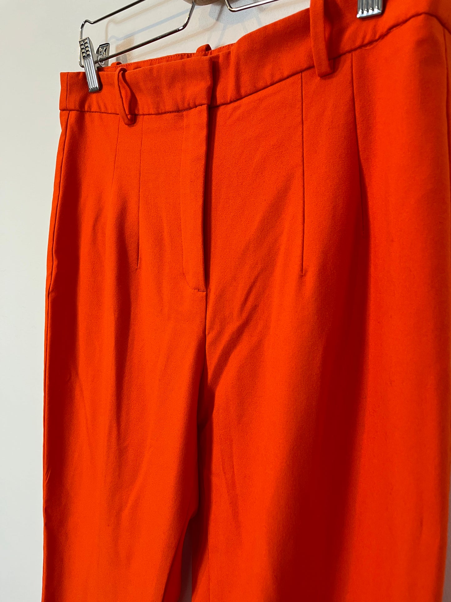 ZARA. Total look naranja chaleco y pantalón. T L/XL