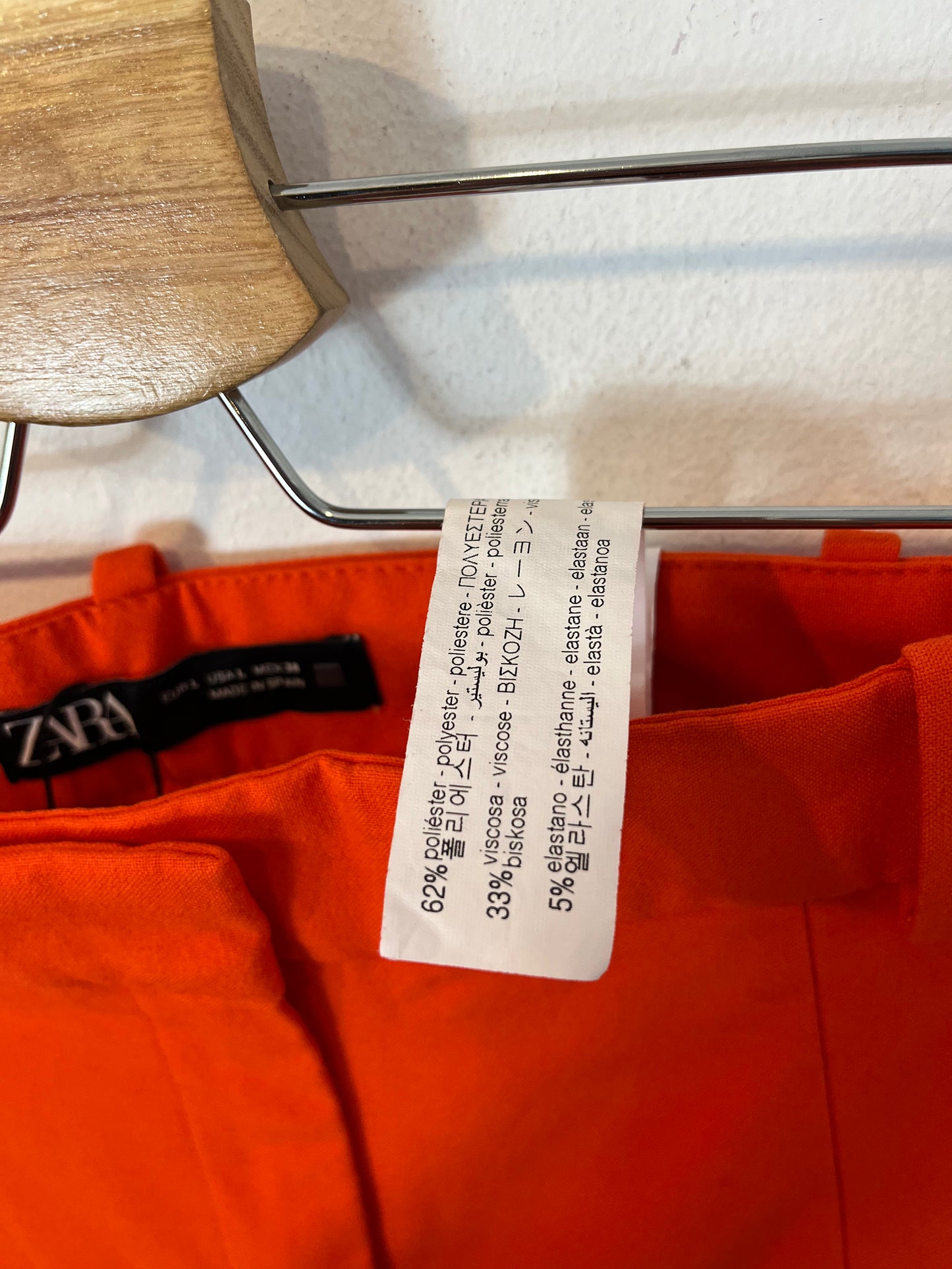 ZARA. Total look naranja chaleco y pantalón. T L/XL
