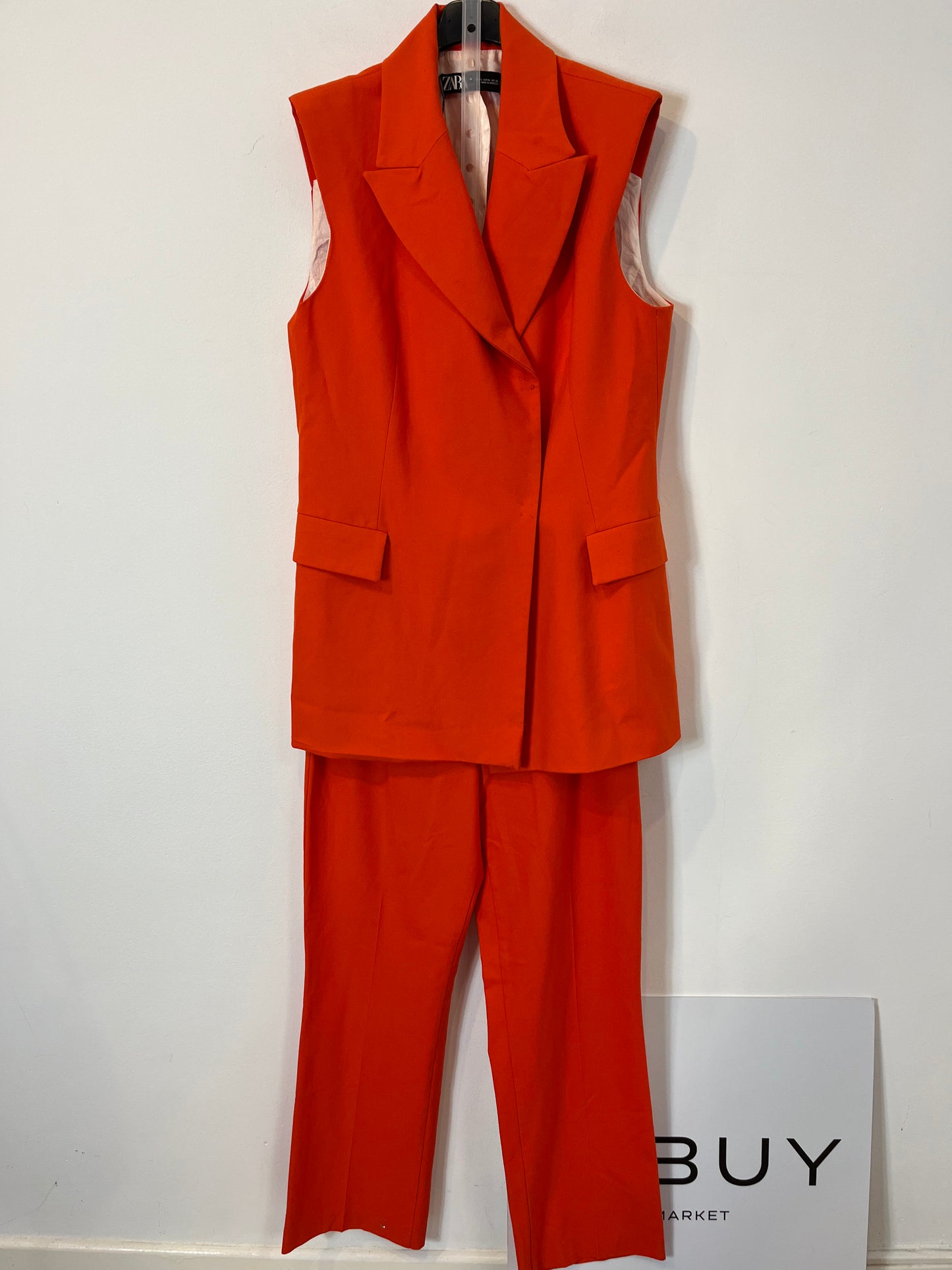 ZARA. Total look naranja chaleco y pantalón. T L/XL