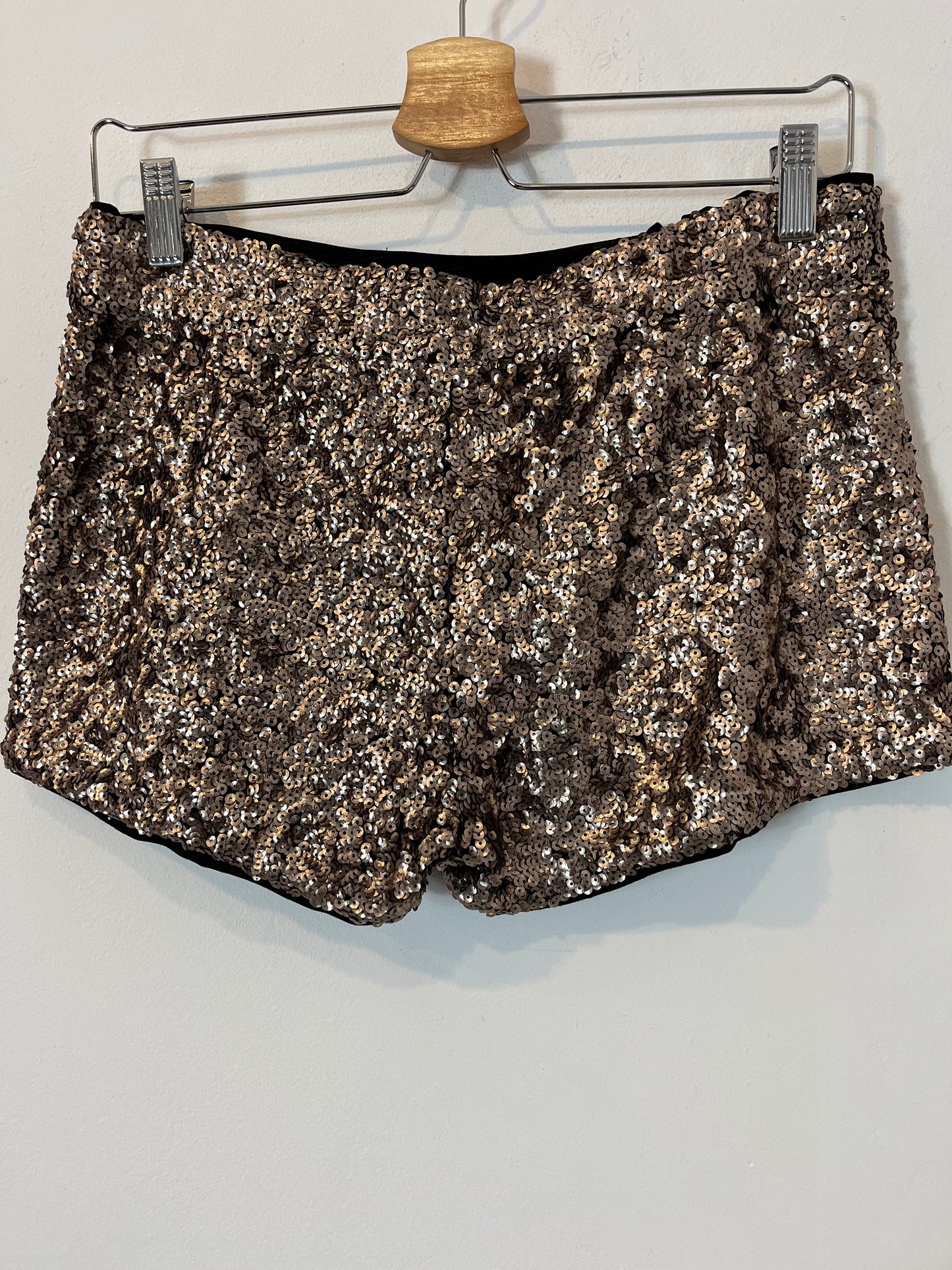 STRADIVARIUS. Pantalón corto lentejuelas. T S