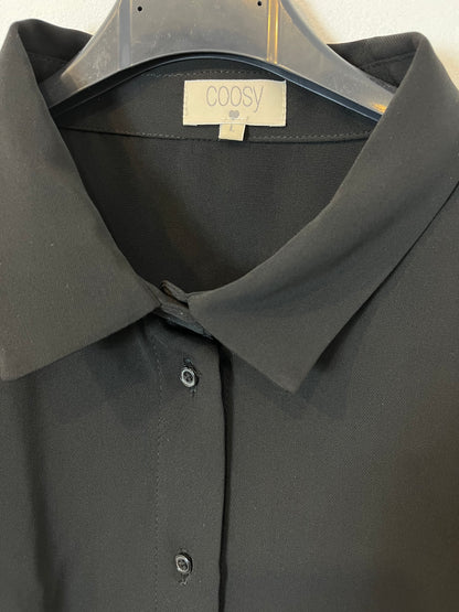COOSY. Blusa negra fluida manga amplia. T L