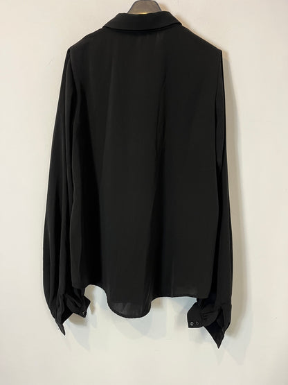 COOSY. Blusa negra fluida manga amplia. T L