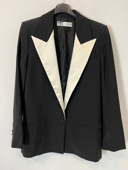 ZARA. Blazer negra solapa blanca satinada. T S