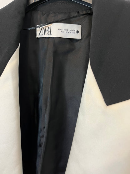 ZARA. Blazer negra solapa blanca satinada. T S