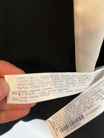 ZARA. Blazer negra solapa blanca satinada. T S
