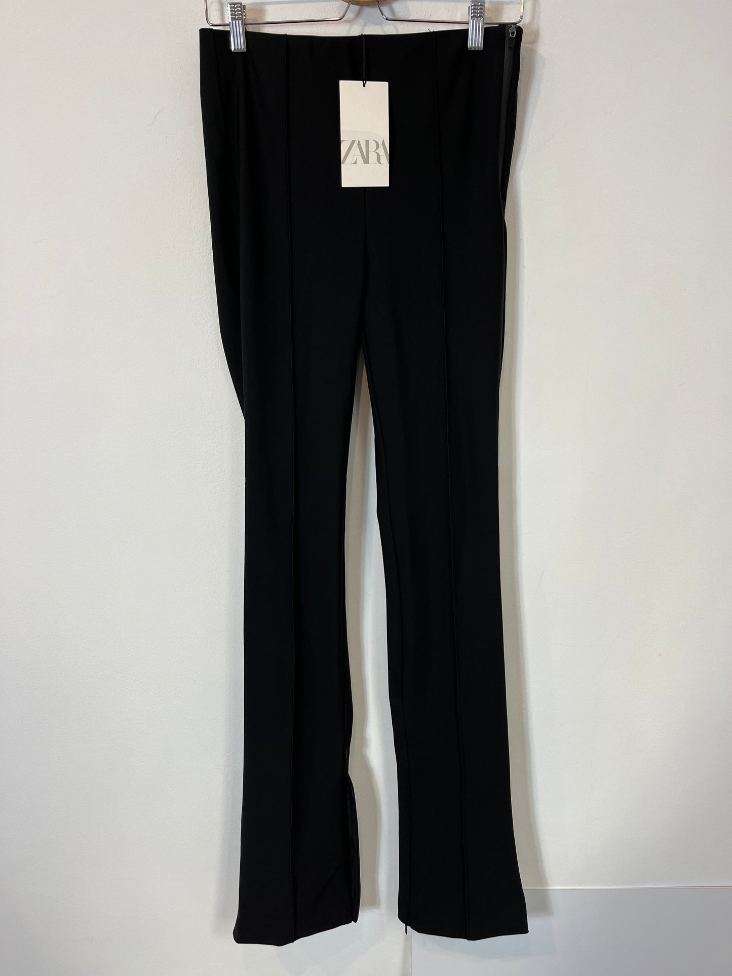 ZARA. Pantalón elástico costras con cremalleras . T L