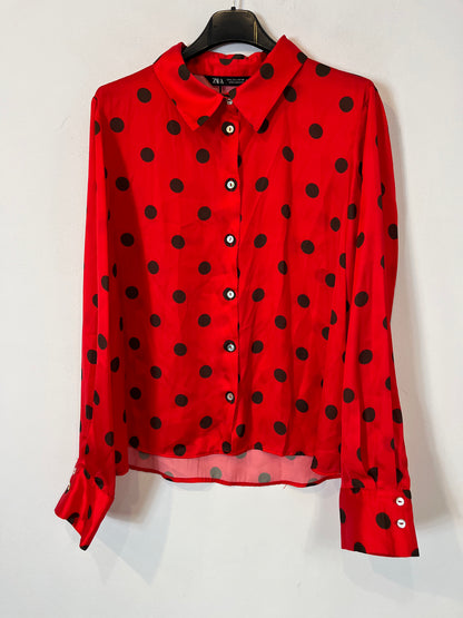 ZARA. Blusa roja satinada lunares. T L