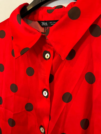 ZARA. Blusa roja satinada lunares. T L