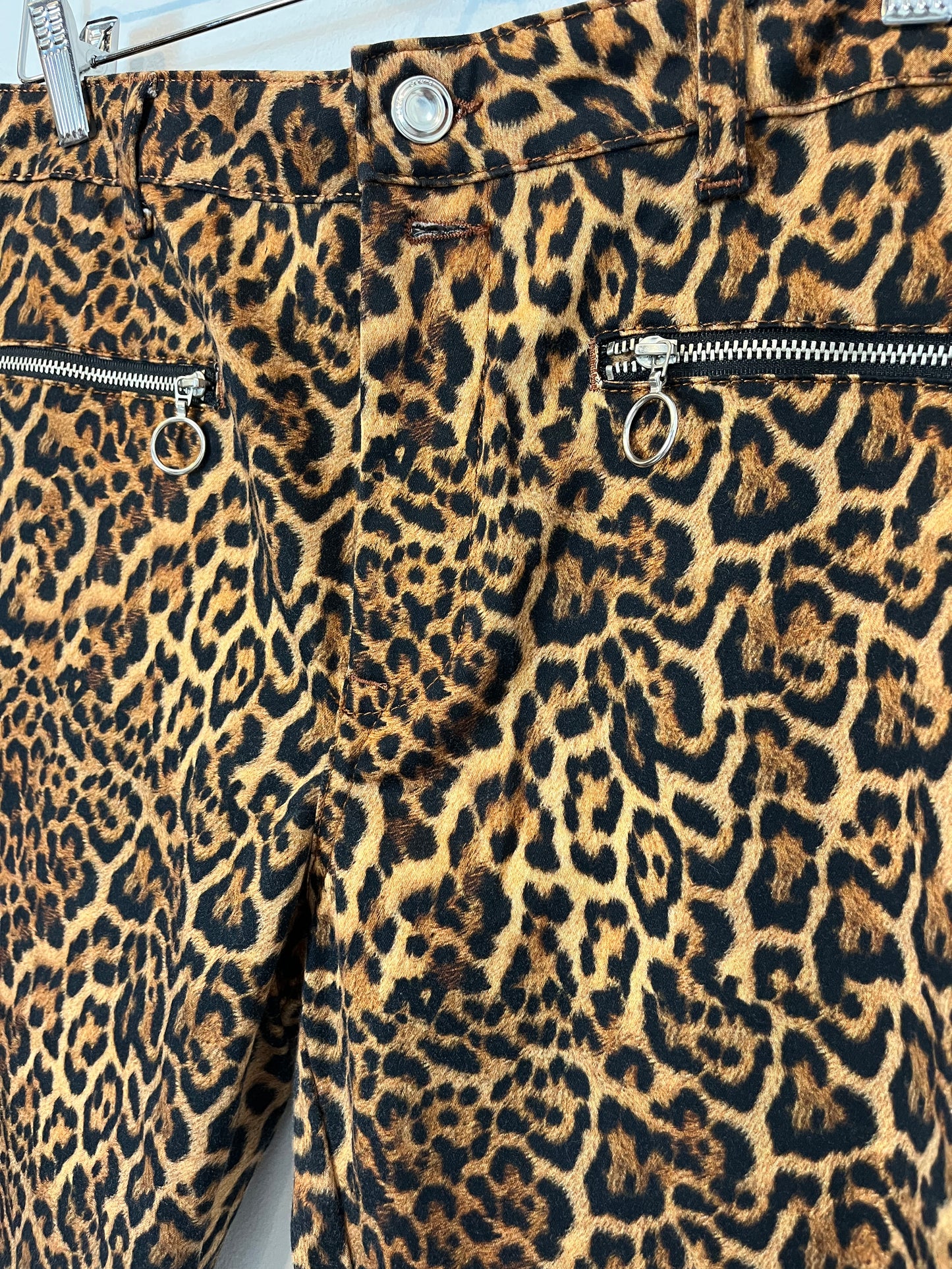 ZARA. Pantalón animal print cremalleras. T 40