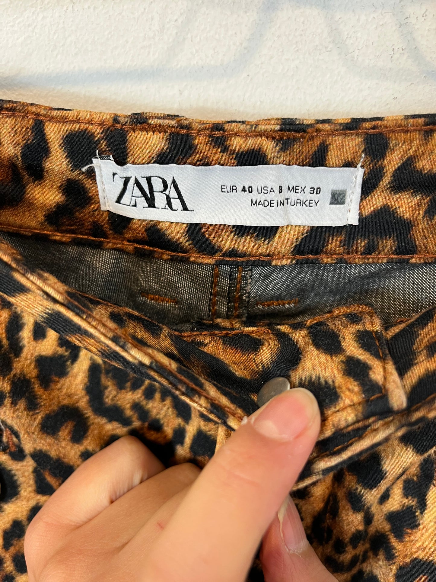 ZARA. Pantalón animal print cremalleras. T 40