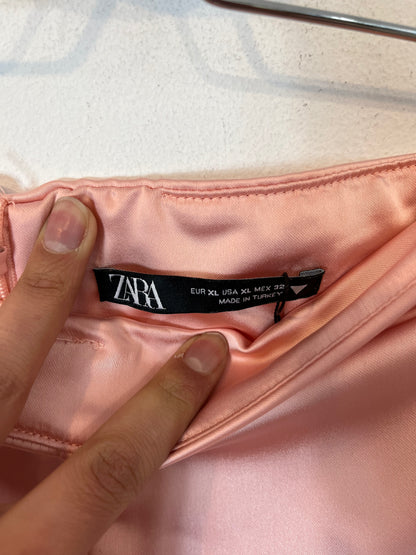 ZARA. Mono largo rosa satinado. T XL