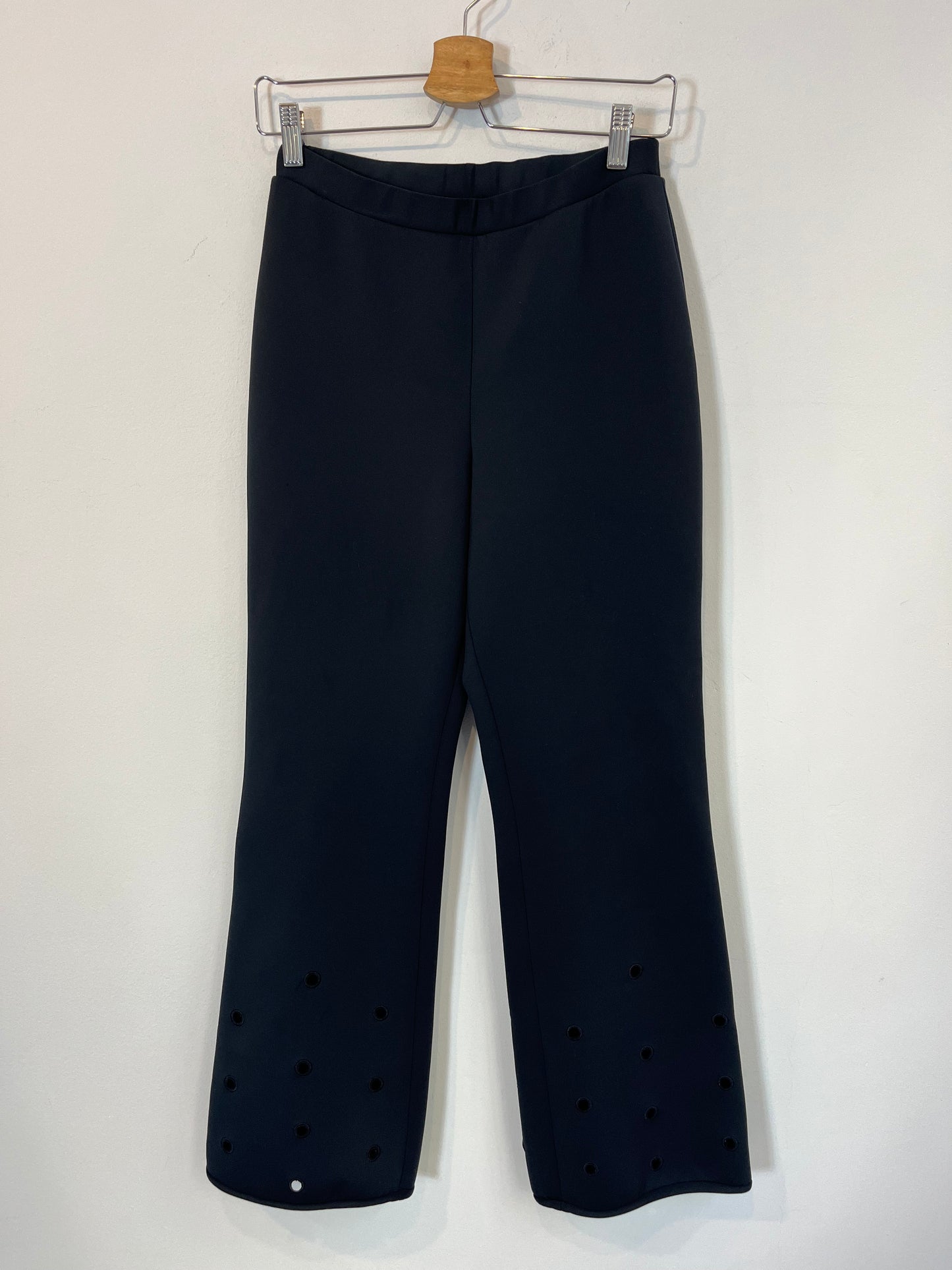 CYNTHIA ROWLEY. Pantalón negro textura. T 8 (38)