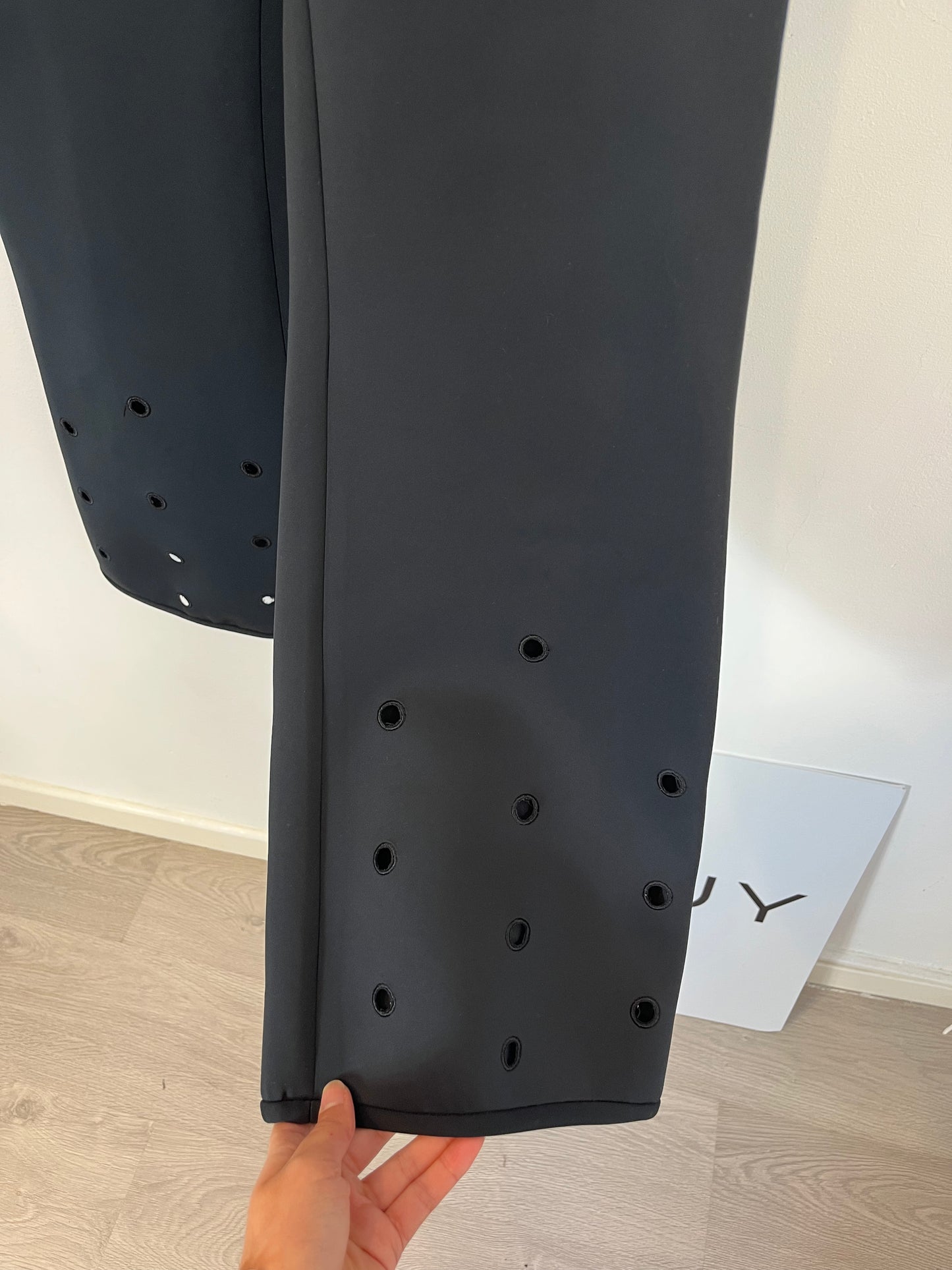 CYNTHIA ROWLEY. Pantalón negro textura. T 8 (38)