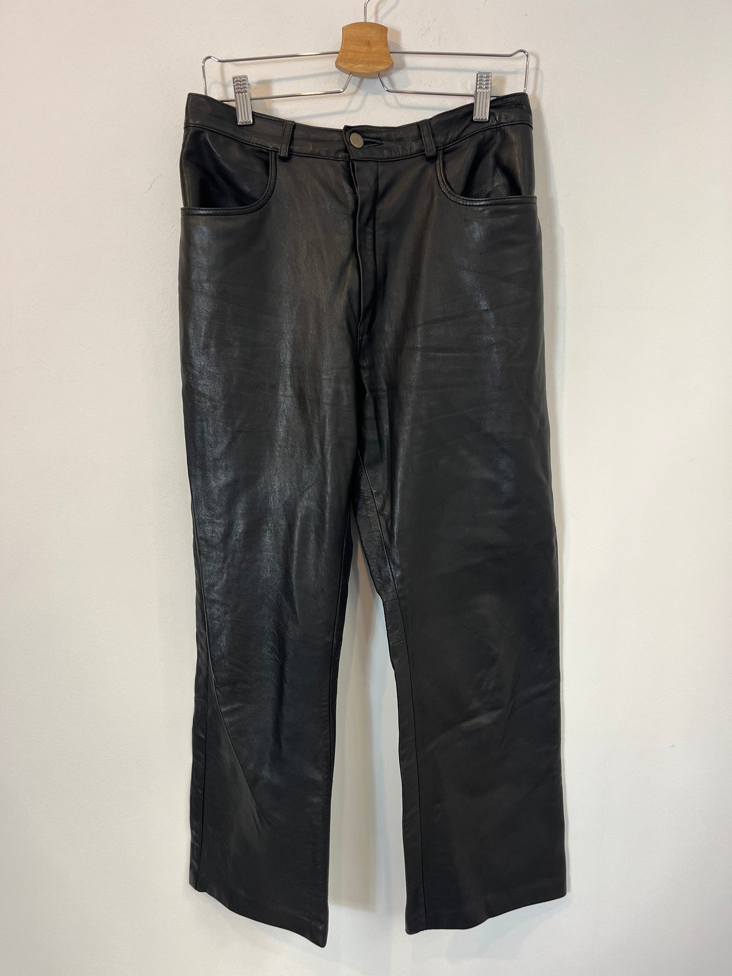 OTRAS. Pantalón piel recto. T 40