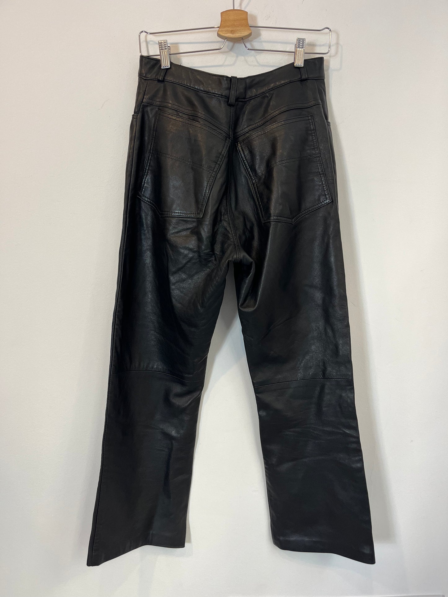 OTRAS. Pantalón piel recto. T 40