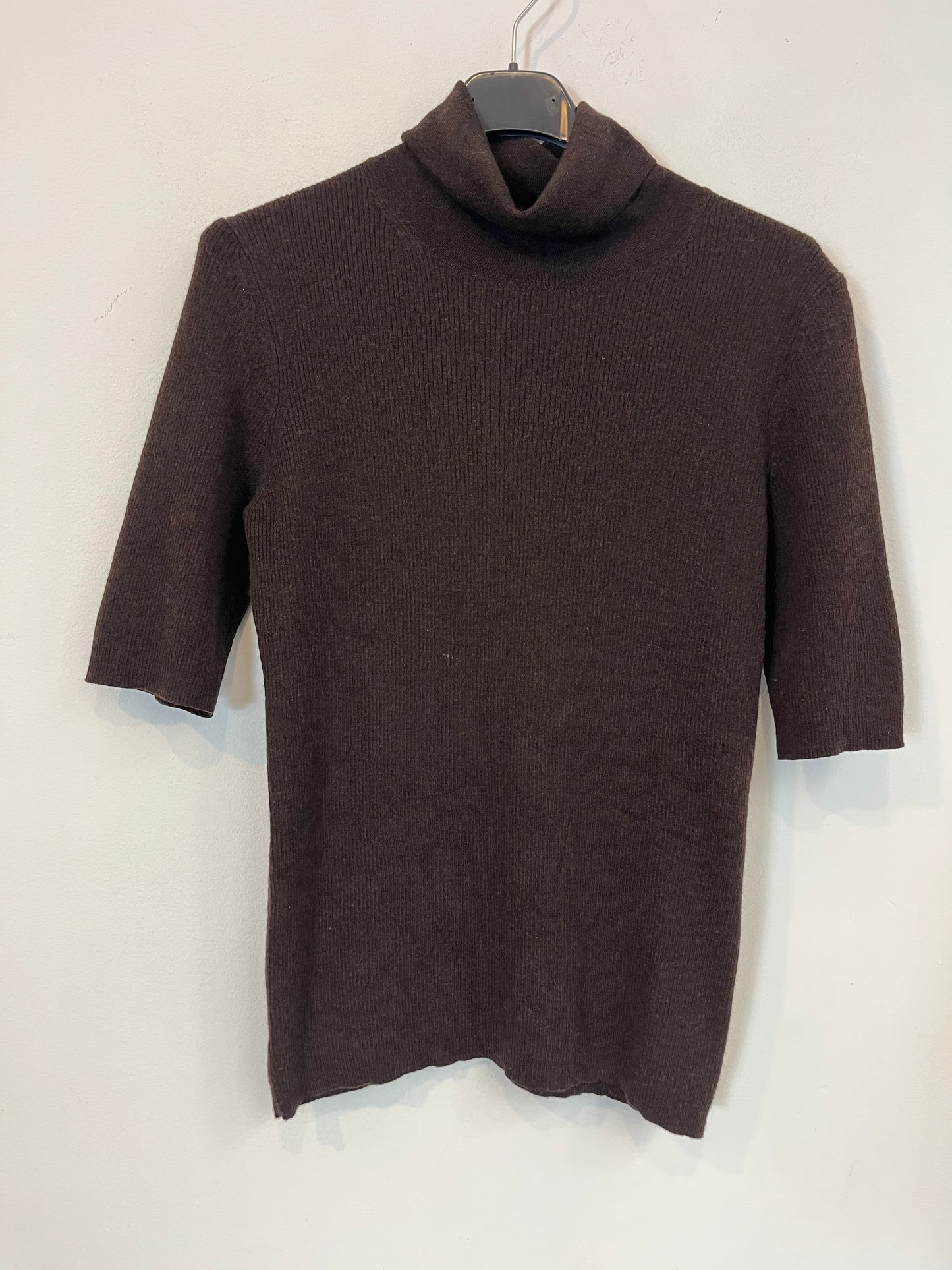 OTRAS. Top punto marrón cuello alto. T M