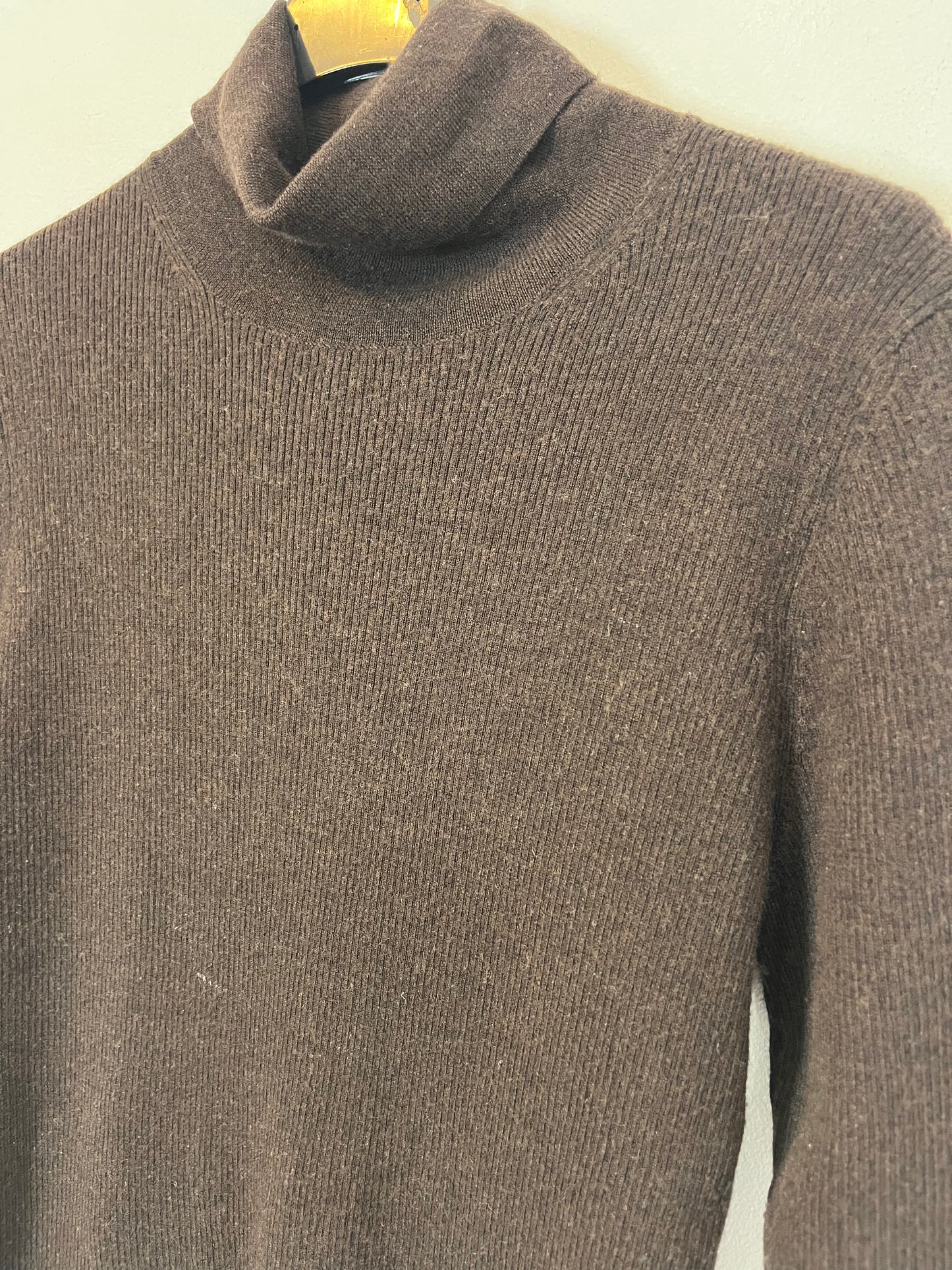 OTRAS. Top punto marrón cuello alto. T M