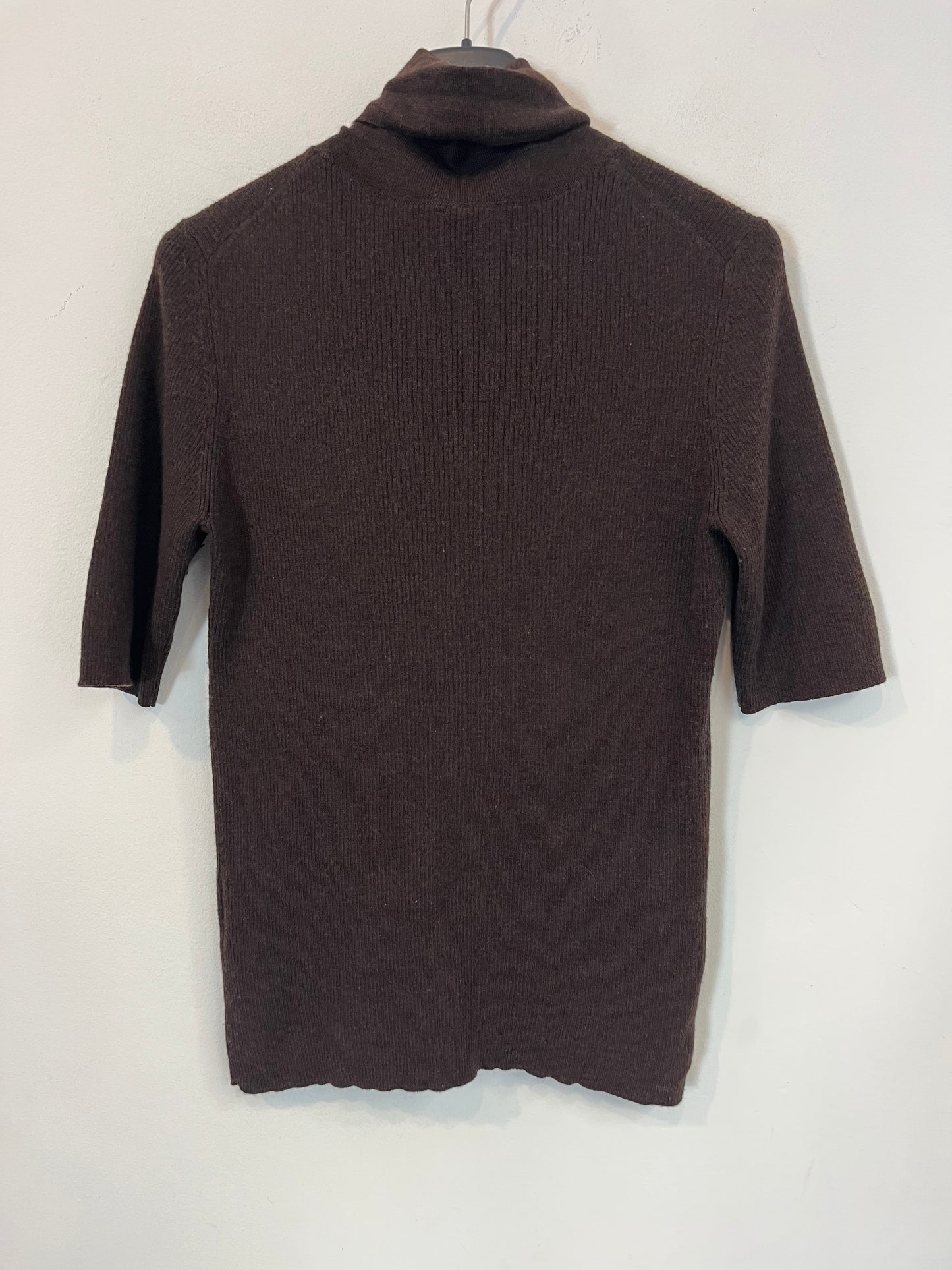 OTRAS. Top punto marrón cuello alto. T M