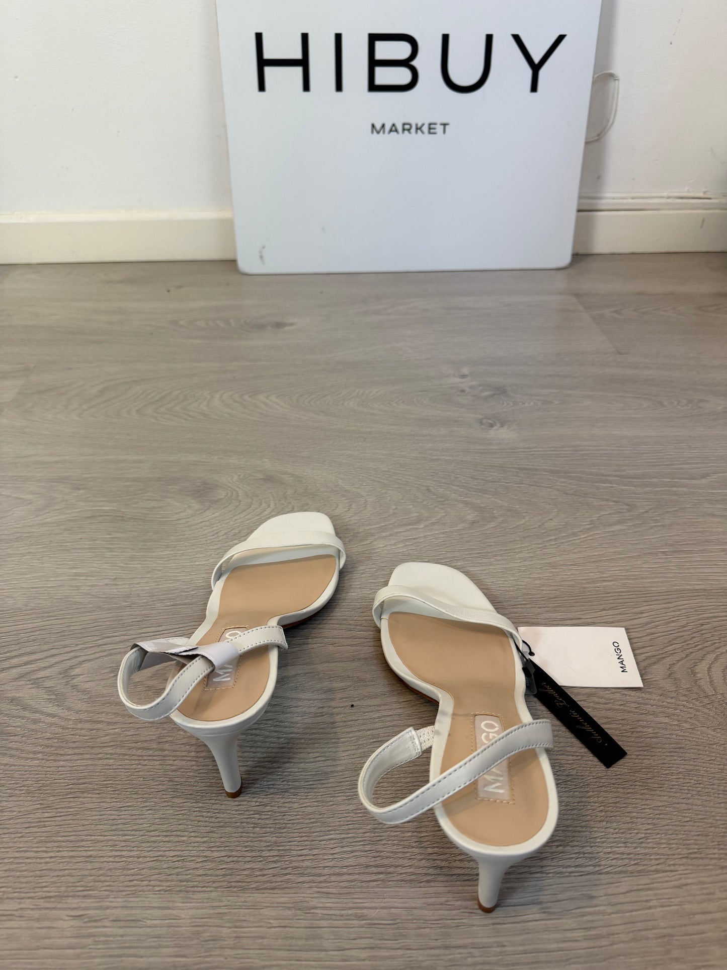 MANGO. Sandalias de tacón de tiras blancas