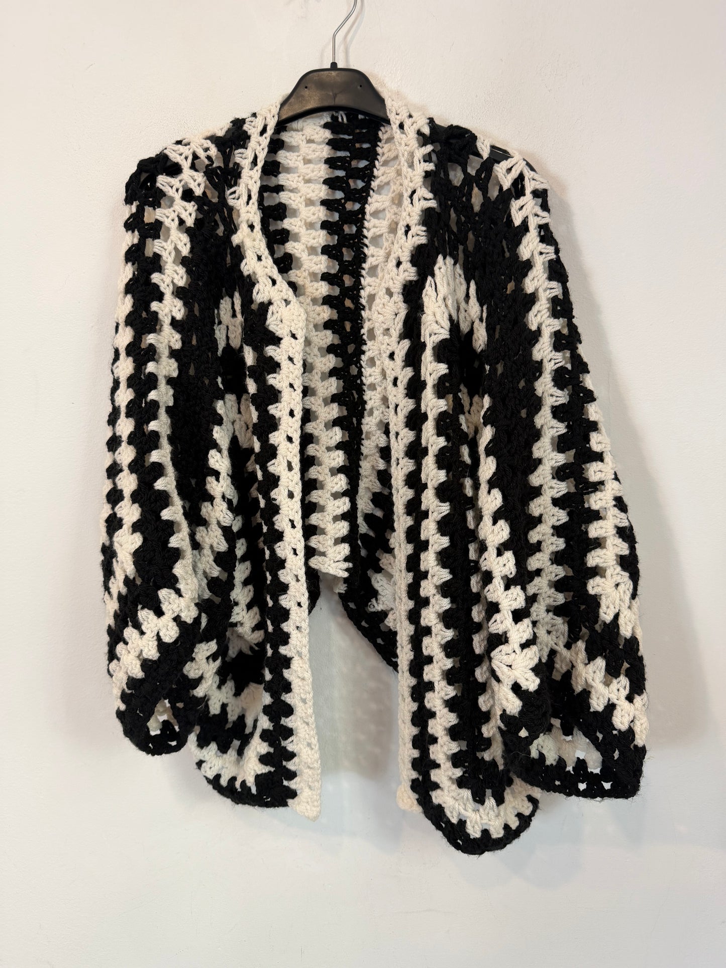 OTRAS. Chaqueta crochet manga 3/4