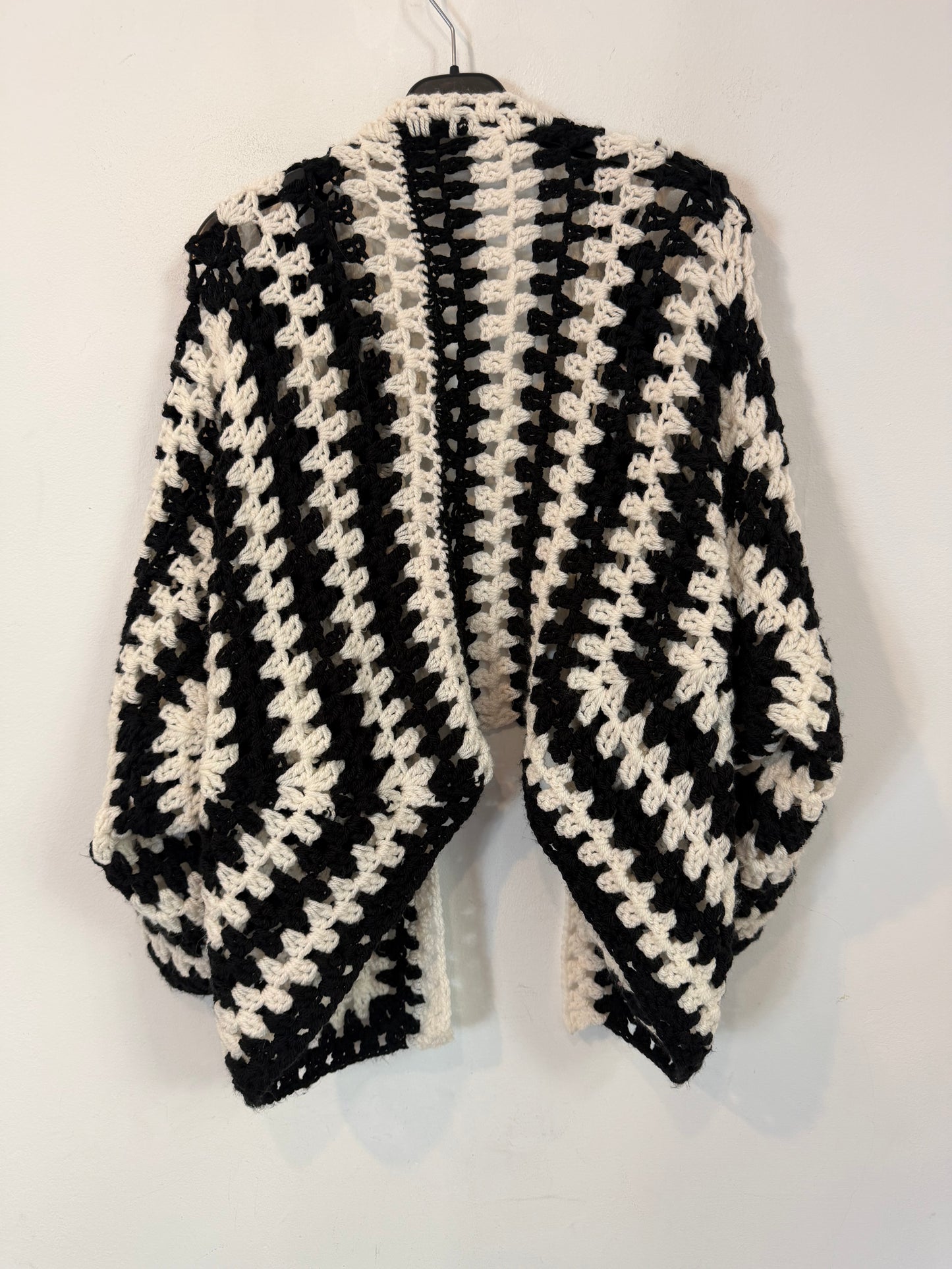 OTRAS. Chaqueta crochet manga 3/4