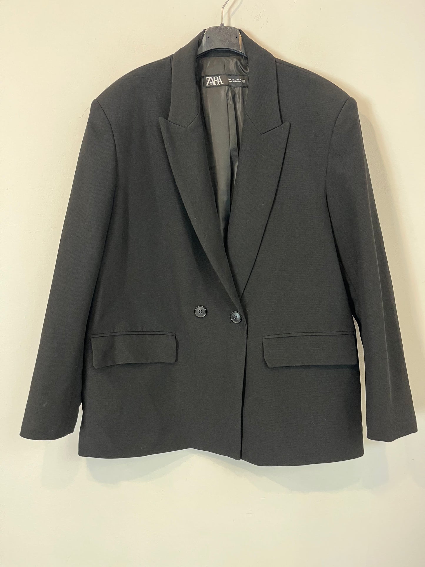 ZARA. Blazer negra cruzada. T L