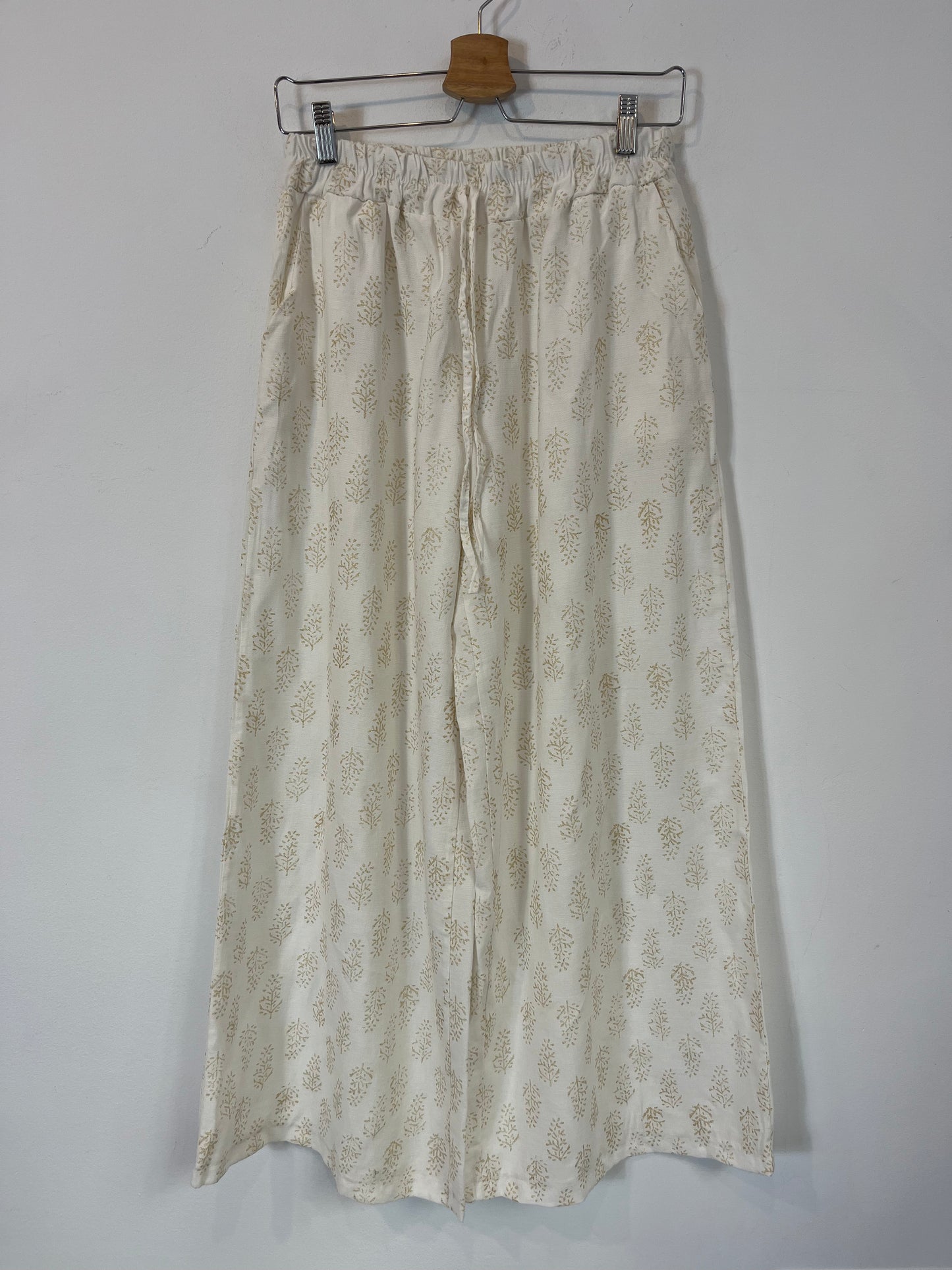 OTRAS. Conjunto blanco fluido estampado hojas. T M/L