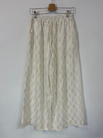 OTRAS. Conjunto blanco fluido estampado hojas. T M/L