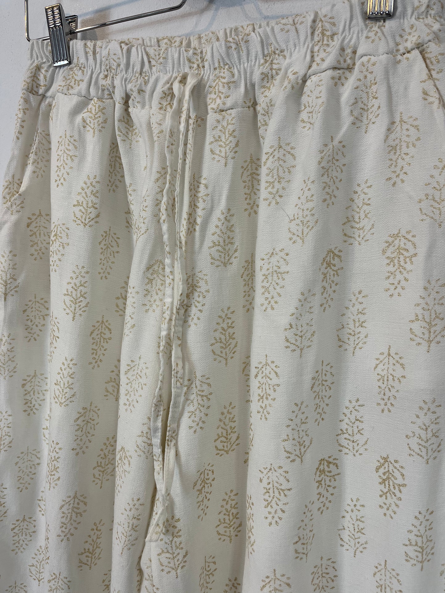 OTRAS. Conjunto blanco fluido estampado hojas. T M/L