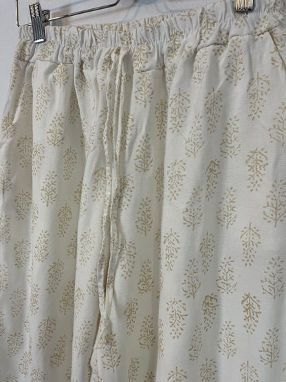 OTRAS. Conjunto blanco fluido estampado hojas. T M/L