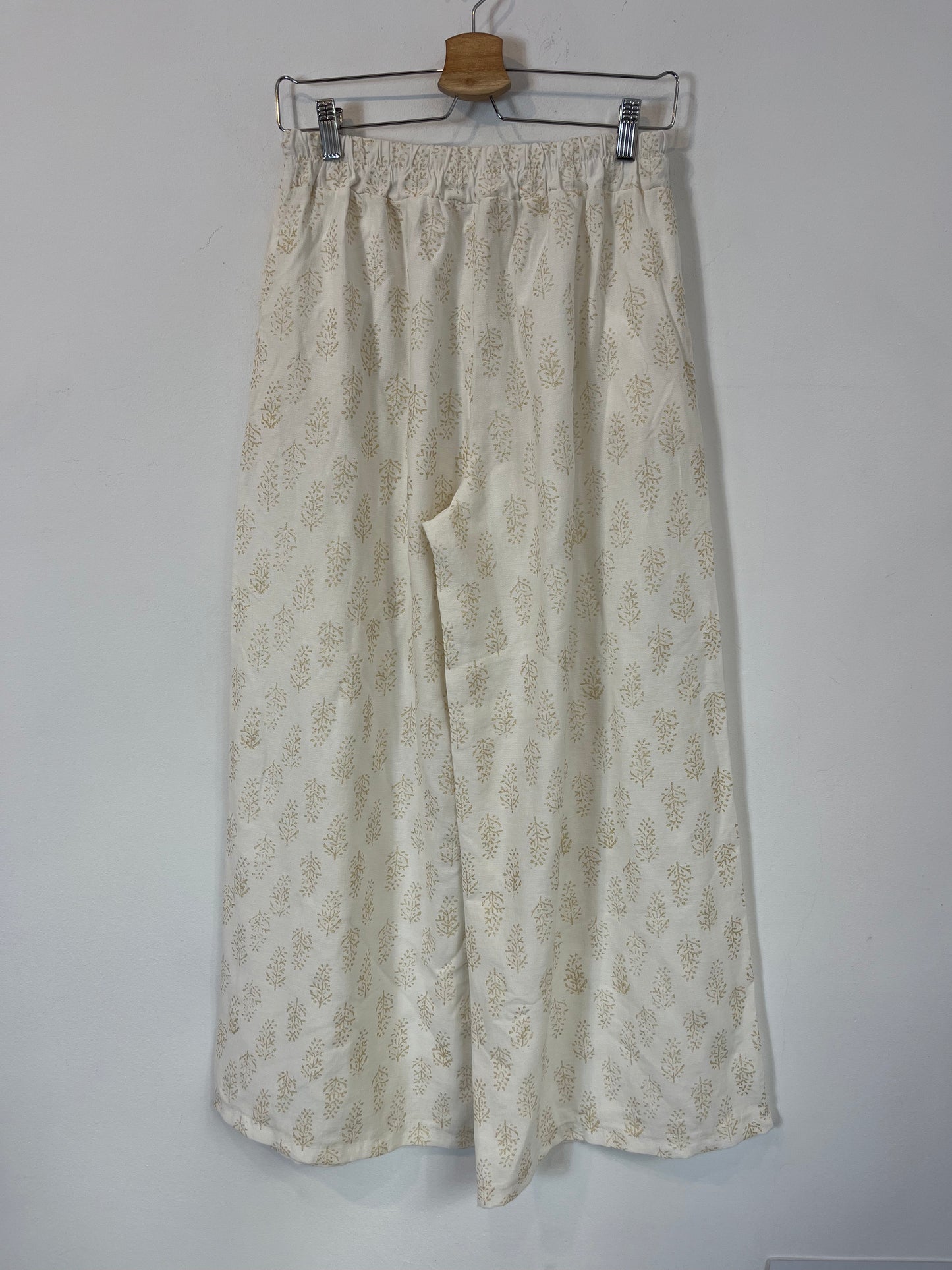 OTRAS. Conjunto blanco fluido estampado hojas. T M/L