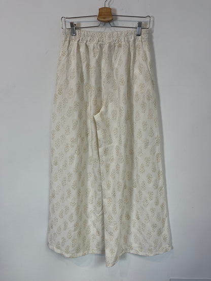 OTRAS. Conjunto blanco fluido estampado hojas. T M/L