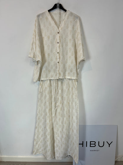 OTRAS. Conjunto blanco fluido estampado hojas. T M/L