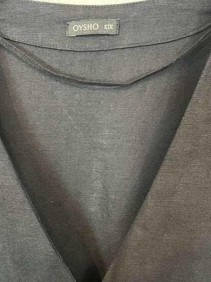 OYSHO. Blusa negra botones con lino. T M