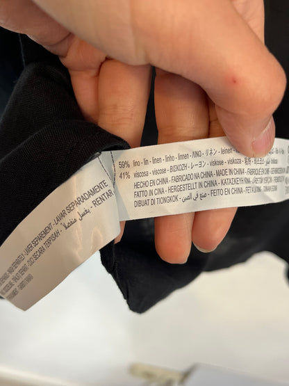 OYSHO. Blusa negra botones con lino. T M