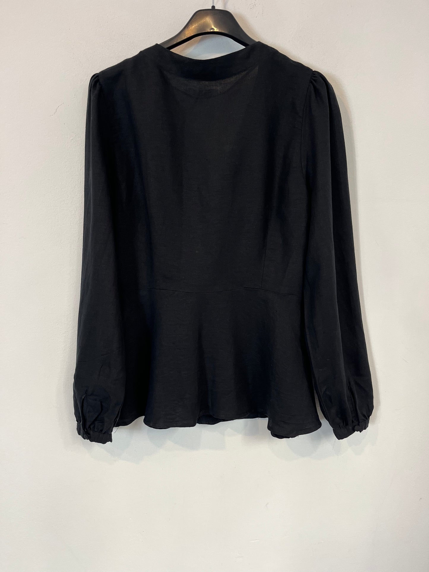 OYSHO. Blusa negra botones con lino. T M