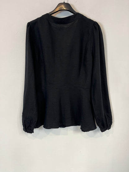 OYSHO. Blusa negra botones con lino. T M