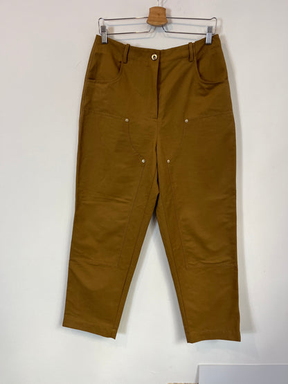 SFERA. Pantalón camel textura detalle tachuelas. T 40