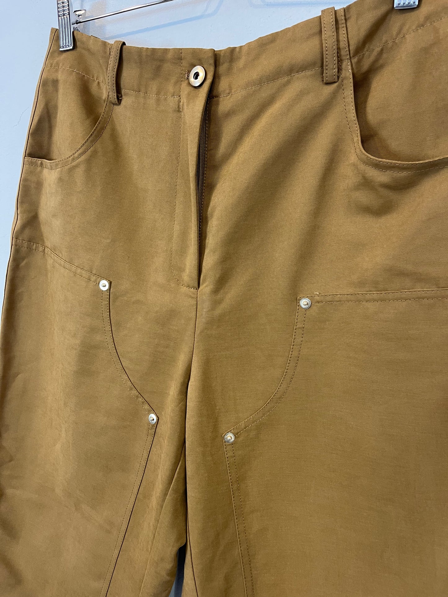 SFERA. Pantalón camel textura detalle tachuelas. T 40