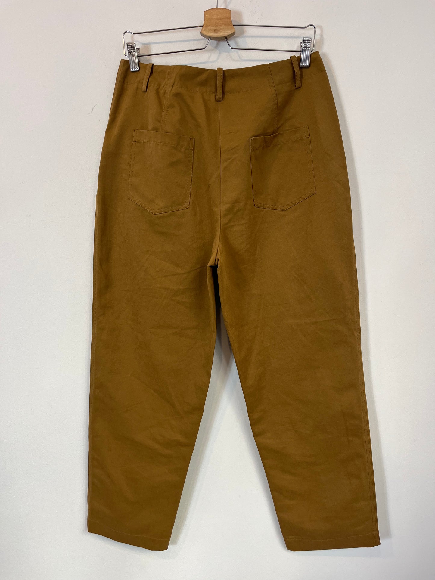 SFERA. Pantalón camel textura detalle tachuelas. T 40