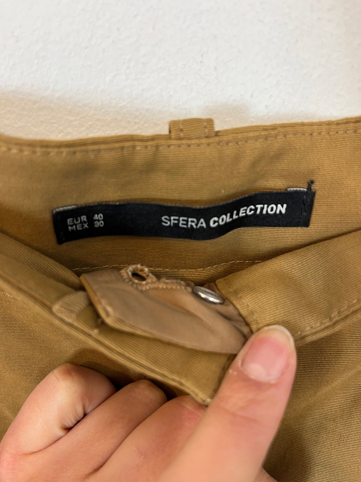 SFERA. Pantalón camel textura detalle tachuelas. T 40