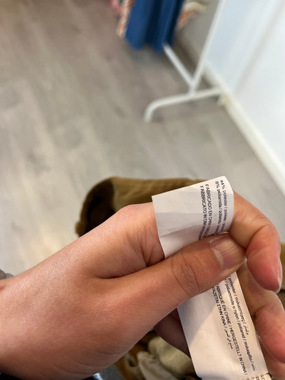 SFERA. Pantalón camel textura detalle tachuelas. T 40