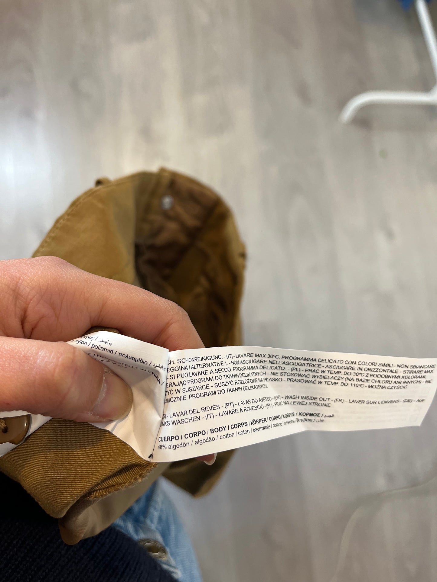 SFERA. Pantalón camel textura detalle tachuelas. T 40