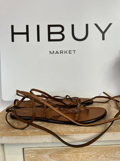 ZARA. sandalia plana tiras. T 39