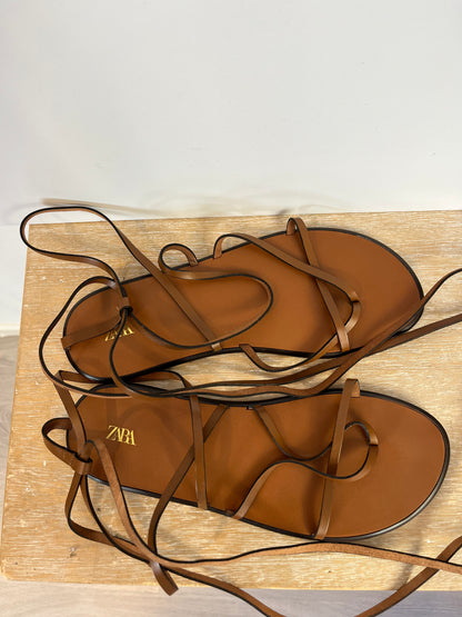 ZARA. sandalia plana tiras. T 39